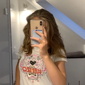 Kenzo t-shirt - Super snygg kenzo t-shirt som är använd fåtal gånger säljer pga att den börjar bli för liten strl S 