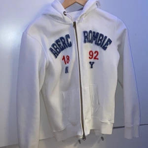 ABERCROMBİE - Very nice sweater to wear out still very new with no damages