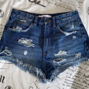 Jeansshorts - Jeansshorts med slitningar från Zara. Stl 36. 50+frakt!🥰