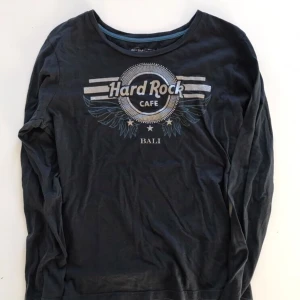 Glam tröja från hard rock cafe - Så cool unik tröja från hard rock café, köpt från Bali. OBS! Allt jag lagt upp ska bort till slutet av denna månad! Buda pruta gärna, fri frakt på köp av 2