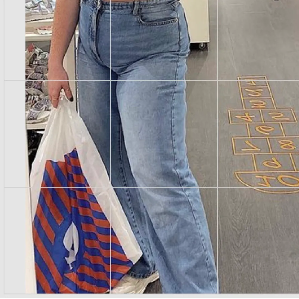 Ett par sjukt snygga raka långa jeans från lindex🤩🤩 dock kommer dom inte till användning hos mig då jag har föör många raka långa jeans! Frakt tillkommer 💗🥺. Jeans & Byxor.