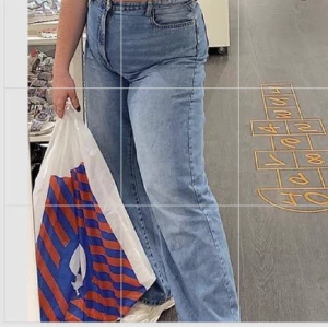 Raka långa jeans🥵🥰 - Ett par sjukt snygga raka långa jeans från lindex🤩🤩 dock kommer dom inte till användning hos mig då jag har föör många raka långa jeans! Frakt tillkommer 💗🥺