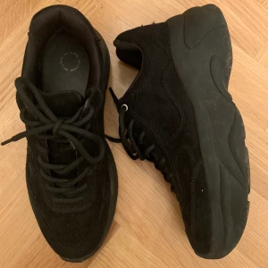 Skor - Svarta fina skor köpta från pull n bear i spanien använda max 5 ggr bara lite smuts på sulan men det tvättas bort med vatten bara!