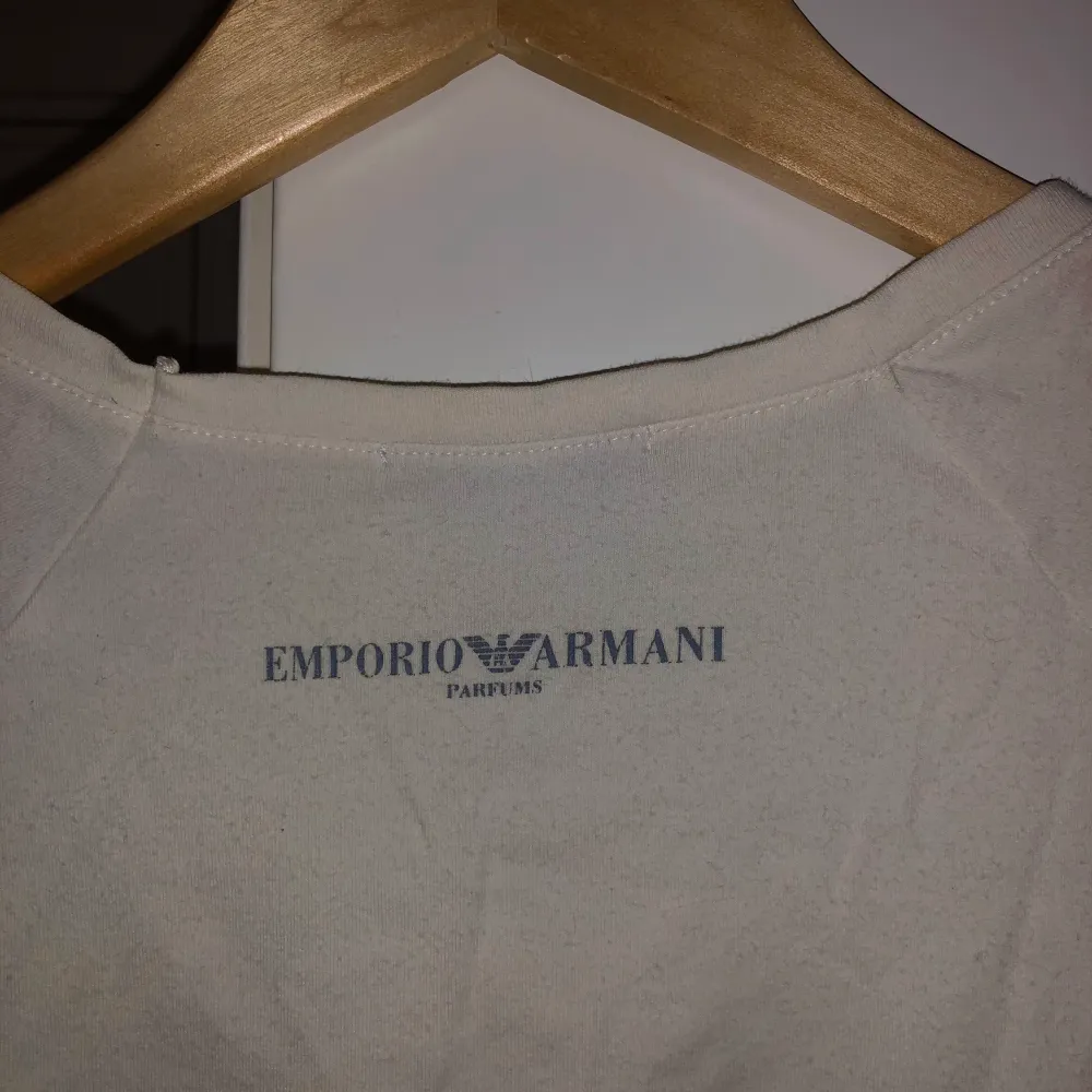 Jätteunik och mjuk emporio Armani T-shirt! Skriv ifall du har några frågor 🥰❤️ Frakt: 44kr. Toppar.