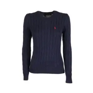 Mjuk ochh skön Ralph Lauren tröja i nyskick, i färgen mörkblå med märket i röd. 