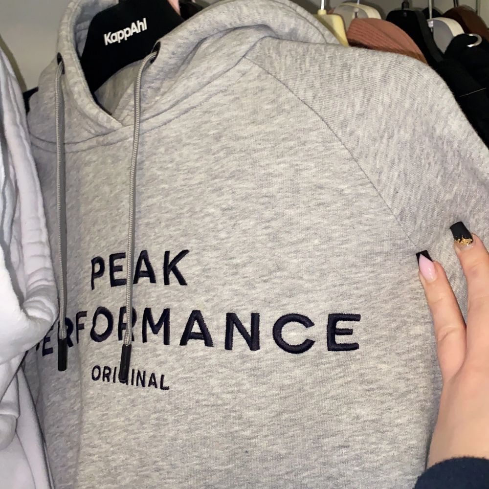En grå Peak Performance hoodie i jätte fint skick, bara använd några gånger. Storlek M men skulle säga att den mer är som en S. Ny pris 1100 kr . Huvtröjor & Träningströjor.