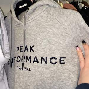 En grå Peak Performance hoodie i jätte fint skick, bara använd några gånger. Storlek M men skulle säga att den mer är som en S. Ny pris 1100 kr 