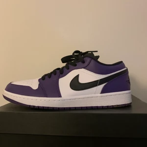 Air jordan 1 low stl 43 - Säljer jordans och har använd de en gång, köpte de i fel storlek, säljer de för 1699kr. Box finns. 