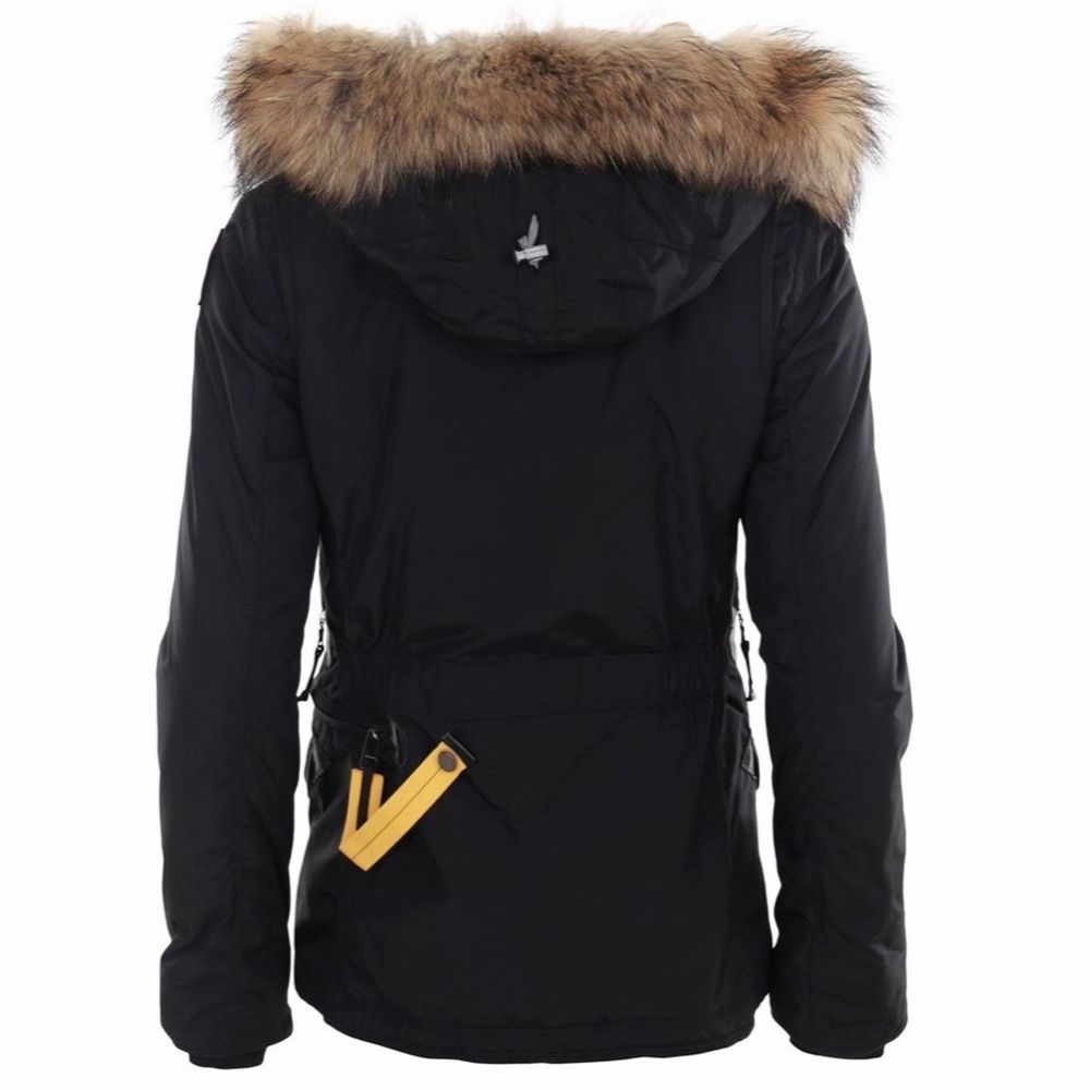 Säljer min äkta Parajumpers Doris jacka med äkta päls. Storlek L, men passar även M. Använd en vinter för två år sedan, efter det knappt använd. Är i fint skick. Köpt på Länna Sport för 9299kr, har dock tyvärr inget kvitto kvar då den köptes 2018. Hör av er för fler bilder på jackan.. Jackor.