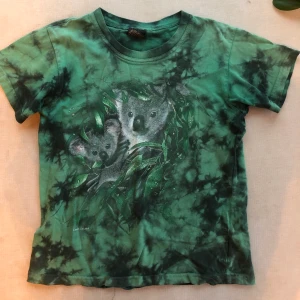 T-shirt - Gullig grön tiedye T-shirt med koalor. Barnstorlek men passar en xs/s
