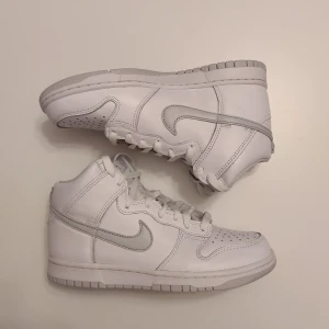 Nike Dunk High SP Pure Platinum - Säljer Nike Dunk High SP Pure Platinum. Storlek EU39. Dem är helt nya och oanvända. Köparen står för frakten. Upphämtning i Malmö funkar annars superbra📍30+ refs. 🤗 Kom PM om det är något ni undrar!