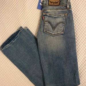 Straight leg levisjeans  - Ett par vintage levisjeans med raka ben och låg midja!🤩 Sjukt fina men tyvärr för små för mig. Storleken är w.25, l.32, men skulle säga att de är väldigt små i storleken, så snarare w.23. Frakten ligger på mellan 63-95kr. Många intresserade så kör budgivning i kommentarerna! Budgivningen slutar på söndag kl 14💖 AVSLUTAD