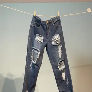 💛Helt nya (prislapp finns kvar) baggy bohoo jeans med hål💛 minst 200 kr (budgivning i kommentarer) strl 38 / us Size 6 men passar mig som brukar ha 36 i byxor💛 säljer för att jag redan  har ett par liknande :)