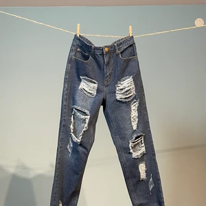 💛Baggy jeans med hål💛 - 💛Helt nya (prislapp finns kvar) baggy bohoo jeans med hål💛 minst 200 kr (budgivning i kommentarer) strl 38 / us Size 6 men passar mig som brukar ha 36 i byxor💛 säljer för att jag redan  har ett par liknande :)