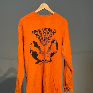 🧡Vintage långärmad med motiv🧡 - 🧡En superfin o trendig långärmad vintage-tröja med motiv🧡 den är oversize och är egentligen en killtröja men går att styla jättebra till tex ett par jeans🧡 köpt för 400 kr och skulle gärna vilja ha minst 250 för den, buda gärna i kommentarerna eller skriv om du intresserad🧡