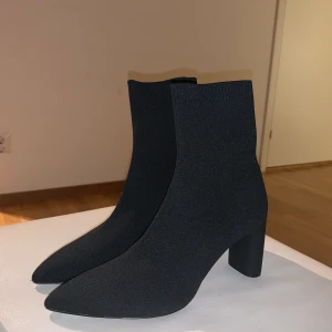 Zara stövletter - Ett par svarta sockboots från zara. Endast använda 1 gång och säljer pga av att jag har väldigt många liknande. Stövletterna är i stl 36