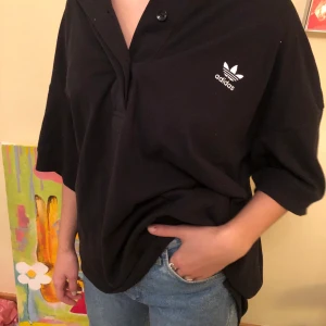 Oversized adidas  - Helt ny tröja från adidas, till och med prislappen kvar! Säljer även en i vit som ni kan checka in!! Ganska stor och passar nästan alla beroende på hur man vill ha formen.  Men storlek S/36