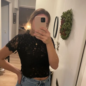 Spetstopp Zara - Svart spetstopp från Zara. Super fin till festligheter. Några små bitar av ”bandet” som är fastsytt som har släppt (därav priset) men det är inget man tänker på, kan säkert klippas bort. Budgivning om flera är intesserade🥰 Kan mötas upp i Malmö annars står köparen för frakt.