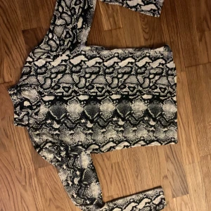 Polotröja i orm mönster  - En polotröja från ginatricot i storlek M. Mjukt och stretchiga material. Har inte haft den så länge och har bara använt den en gång. 🥰