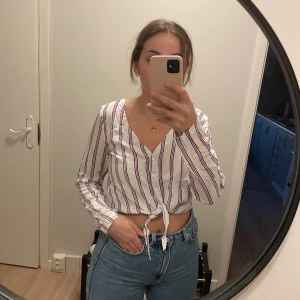 Randig topp - Randig topp som man kan knyta lite mer om man vill ha den cropad. Budgivning om flera är intesserade🥰 Kan mötas upp i Malmö annars står köparen för frakt.