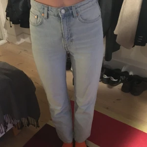 Weekday jeans - Blekt ljusblåa weekday jeans i modellen ’Voyage’ strl 27/30. Endast använt 3 gr så dom är i nyskick. Pris inkl frankt. ☺️ (Min syster som bär jeansen på bilden är 176 cm lång) 