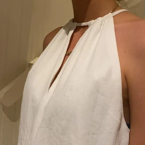 Jumpsuit från Gina Tricot - Superfin jumpsuit från Gina Tricot. Öppen rygg och snörning runt halsen. Bara använd en gång på en skolavslutning. 🌺 storleken är 38. Hon på bilden när vanligtvis storlek 34/36 och är 170cm lång. Passar både S och M. Köparen står för frakten men jag kan också möta upp i närheten. ❣️