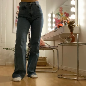 Pull&Bear jeans - Dom perfekt jeansen från pull&bear i storlek 36. Så himla snygga och ser ut exakt som alla dom populära jeansen från zara och Gina💖 