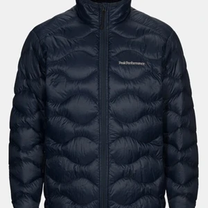 Peak performance Helium jacka herr Medium - Mycket fint skick på denna helium jacka.Djur och rökfritt hem