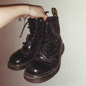 Snyggt slitna Dr Martens  - Svarta Dr Martens i storlek 37/37.5. Något små för mig som har 38 annars. De är använda men ändå i bra skick! Slitna som de ska vara 🌿