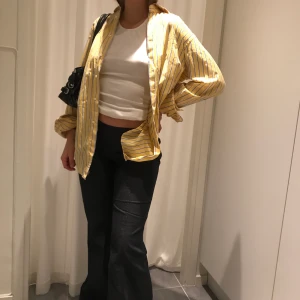 Snygg skjorta  - Bra passform och perfekt att ha över ett linne som på bilden! 