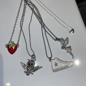 Halsband  - Säljer fem halsband! 30 kronor styck men 100 för alla fem!😊💞 frakt 11