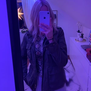 Militär grön, Jacka  - Säljer min militär gröna jacka då den inte används längre, tjock och fin jacka som funksr väldigt bra som höst jacka! Strl 34 