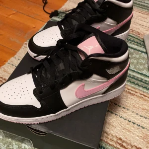 Air Jordan 1 mid artic pink  - Air Jordan 1 mid artic pink DS (aldrig använda) , storlek 38 , perfekt julklapp. Dm  för mer info eller bilder .