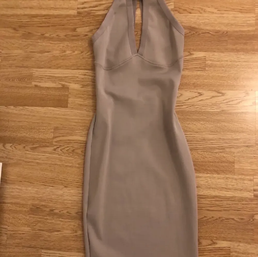 Säljer nu denna super fina klänning! Sitter tight och framhäver alla kurvor. Är storlek S och tycker den är normal i passform. Väldigt stretchig i materialet. Beige i färgen. Kan självklart skickas 💓. Klänningar.