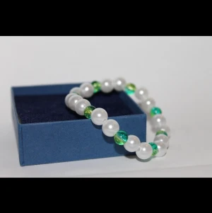 Pärlarmband - Snyggt pärlarmband med gröna glas pärlor banndet är elastiskt, det finns flera färger som ja har laggt upp(färgerna finns på annan anons). Det finns ungefär 5 av varje färg!❤️💎 ps om man köper mer från mitt konto så gäller frakten för allt och inte för varje föremål!!❤️