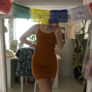 Orange ribbed klänning - Fin orange tight klänning med djup rygg. Har ett ribbed mjukt tyg. Från Weekday, storlek S. I fint skick, i stort sett oanvänd!
