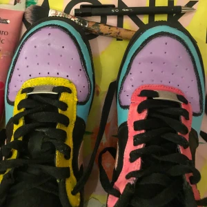 Egenmålade Nike airforce  - Säljer min Nike airforce skor som jag målar själv. Vet inte hur bra färgen håller. Frakt tillkommer 