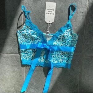 Linne med spets - Säljer detta linne så de är för litet för mig💙 bud:190!  BUDGIVNINGEN SLUTAR 19:00 7/12-20