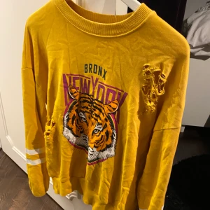 Collage tröja - Gul collage tröja med slitningar! Fint skick! Frakt tillkommer💛