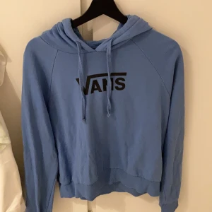 Vans hoodie blå storlek m/s - Lite kortare i modellen. Välanvänd men i fint skick. Storlek M men skulle säga att den är en större S. Fin blå färg i ett tunt material.💙