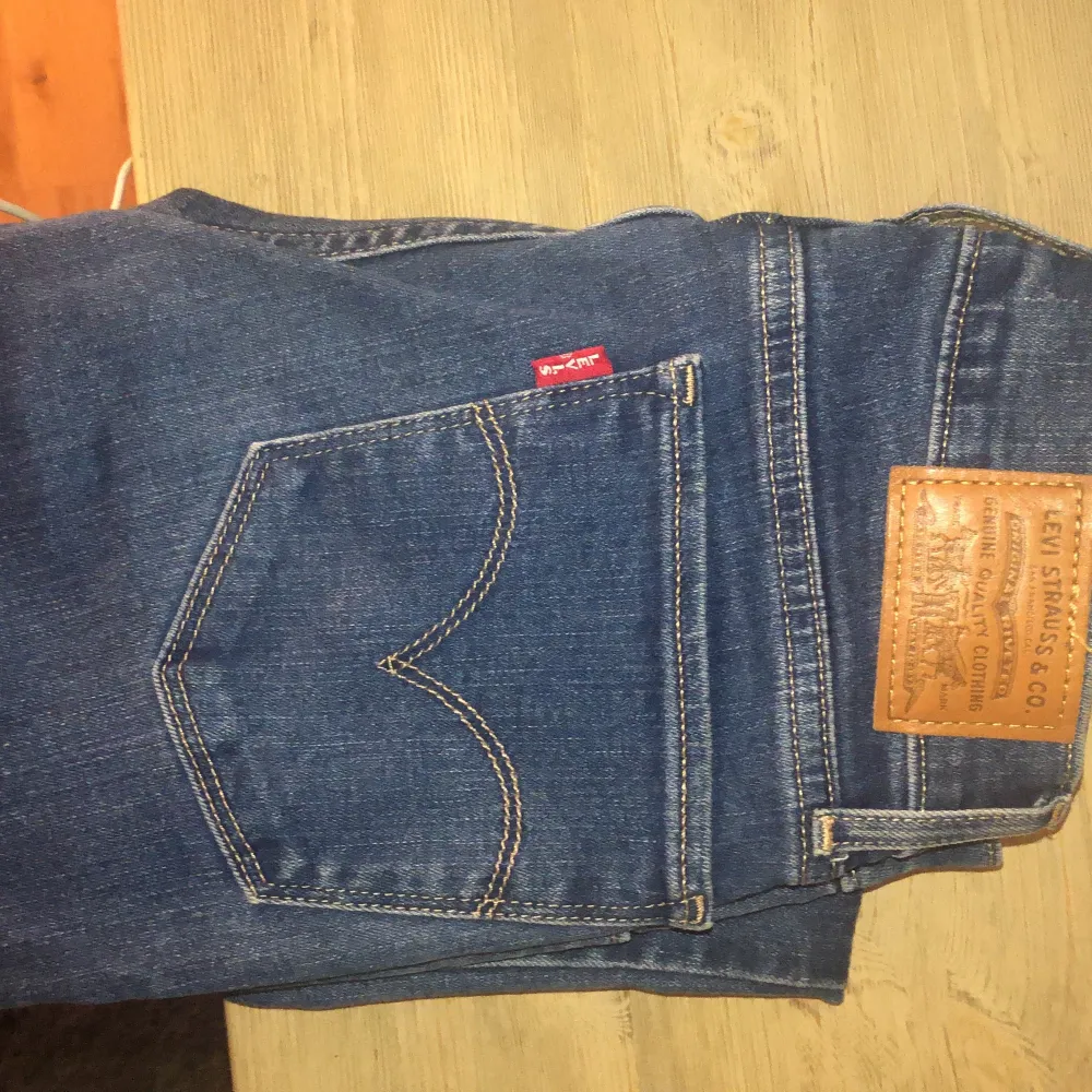Säljer mina Levis jeans som är helt nya i storlek 23. Hör av dig om du är intreserad eller vill se fler bilder!🤍 orginal pris: 1200kr. Jeans & Byxor.