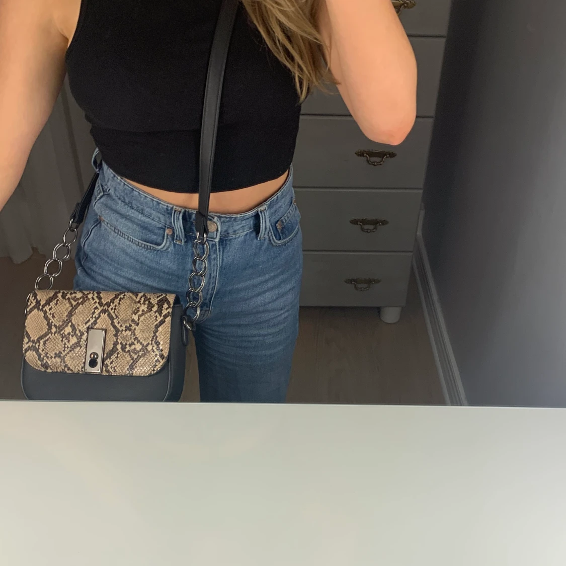 Väska med ormimitation