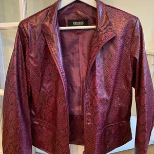 Jacka B-Young - Säljer denna jacka från B-Young. Nästan helt oanvänd, använd vid enstaka tillfälle. Bra skick. Jackan passar mig som är S-M men hade även passat XS. Kan mötas upp runt Stockholm eller frakta.