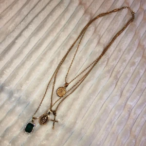 Guldhalsband  - Guldhalsband från Shein! Används inte och där av väljer jag att sälja det.