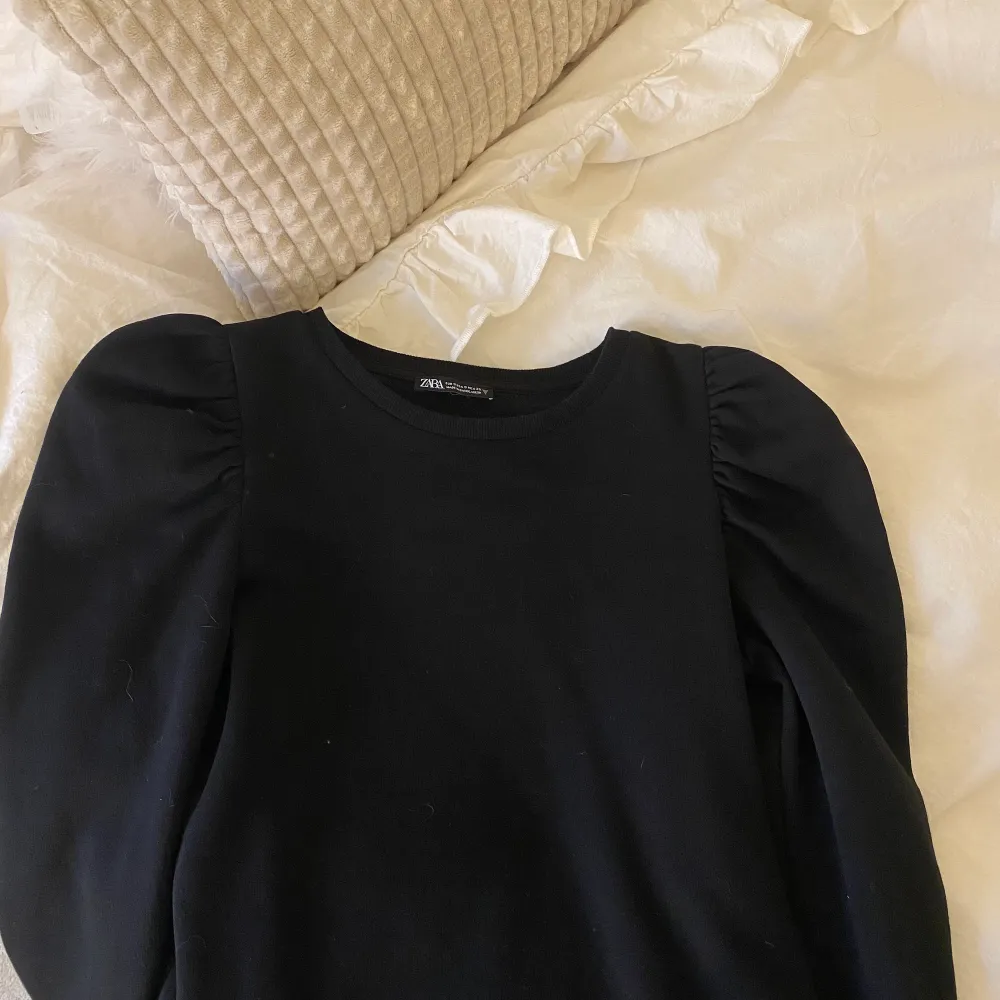 Svart sweatshirt med puffärmar från zara. Använd kanske 3 gånger. Super mjuk på insidan!. Tröjor & Koftor.