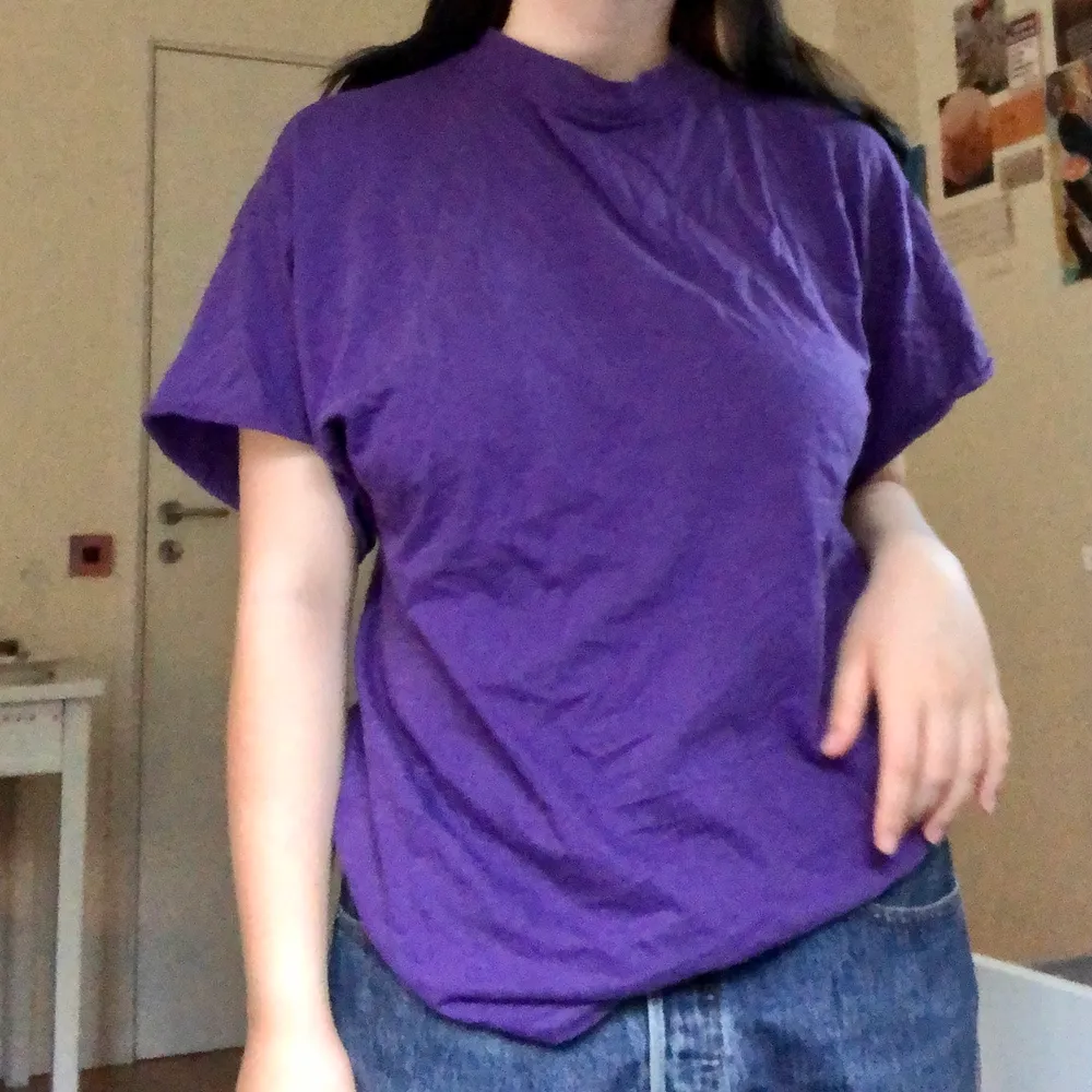 aaassnygg lila tshirt i flowigt material med hög krage, kommer bara inte till användning :/ . T-shirts.
