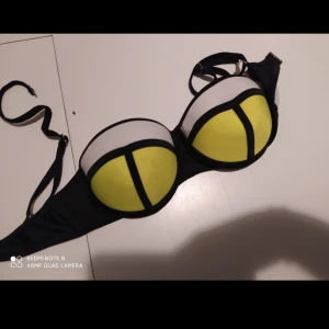 Bikini top M - Liten i storleken! Fint skick. Djur och rökfritt hem.