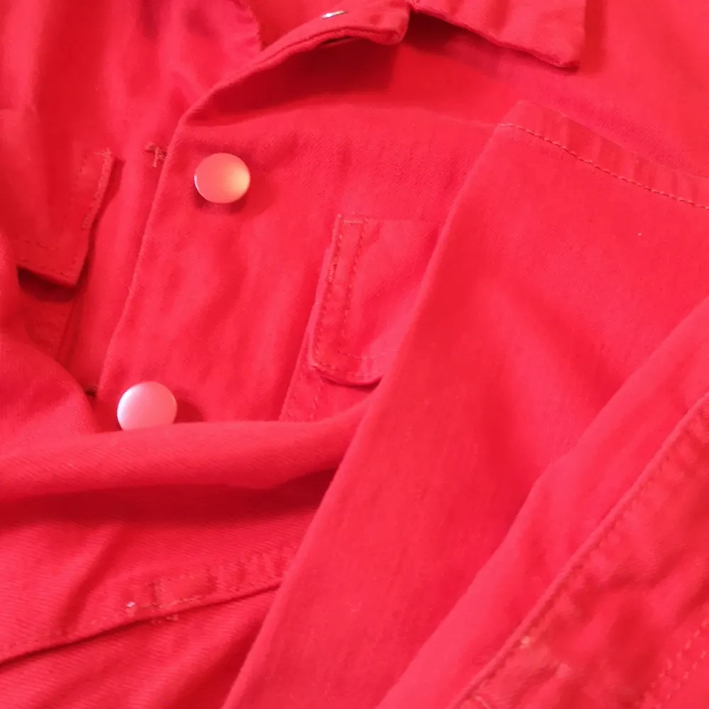 Ett riktigt färgstarkt set i jeans! En lysande röd färg som man verkligen blir glad av och otroligt bekvämt. . Jackor.