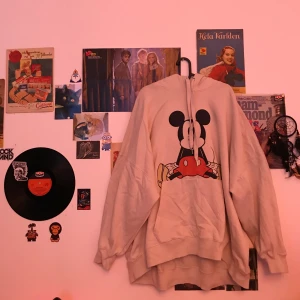 Oversized Musse Pigg Hoodie - Jättestor och mysig hoodie med Musse Pigg på framsidan. 🐭❤️Köpt på H&M och är i storlek XL, den har även en stor magficka. Använd ett fåtal gånger och säljer pga att jag inte använder den längre. Säljer för 100kr + frakt, spårbart🐀🍄❤️