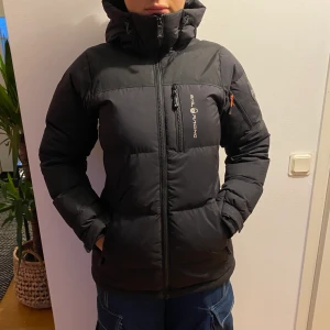 Sail racing jacka - Säljer nu min super snygga sail racing vinter jacka i storlek small. Super bra skick använd ungefär en vinter. Inga skador. 💕 jackan är köpt för 3999kr. Du kan buda på jackan så kan vi komma överäns om ett pris som passar båda! Skriv för fler bilder